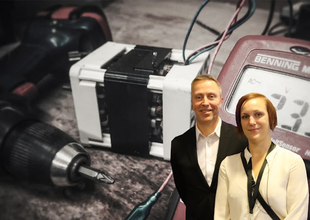 Bild på Pontus Boström och Louise Olsson monterad över en bild på verktyg