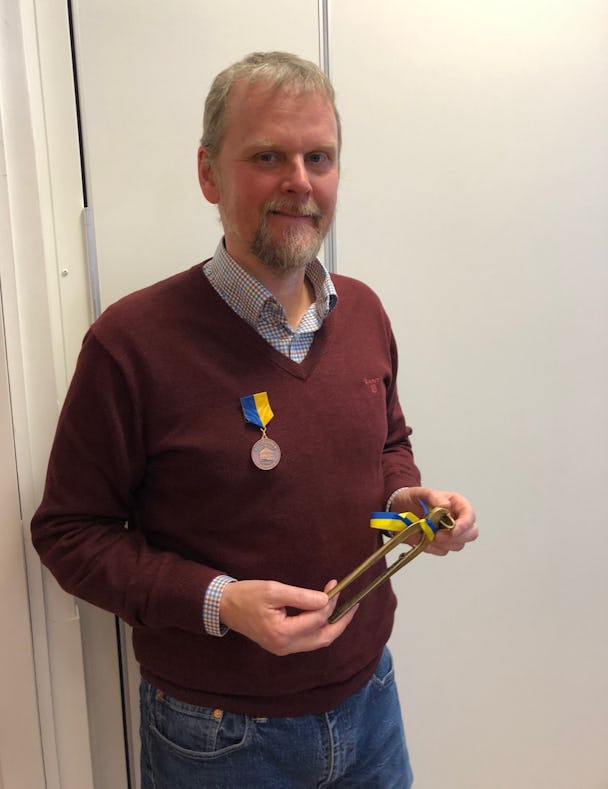 Urban Pettersson med en medalj i händerna.