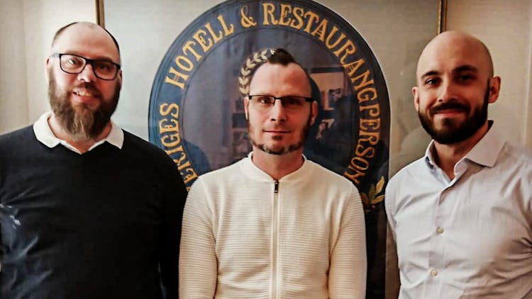 Gruppbild: Mikael Andersson, Patric Nelson och Sebastian Brandt med HRF:s emblem i bakgrunden