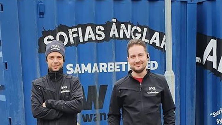 Denniz Sjögren och Simon Larsson framför en container med Sofias Änglars logotyp på.