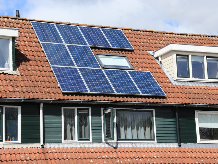 Ett hustak med solpaneler på