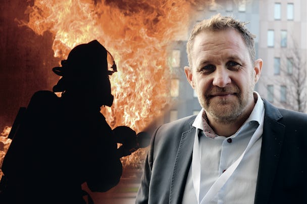 Fotomontage med en brandman i eld och David Widlund