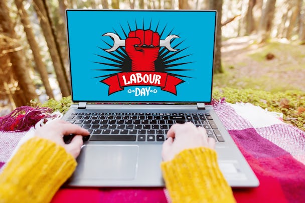 En laptop utomhus, med en tecknad bild på skrärmen av en hand som håller i en skiftnyckel över texten Labour Day