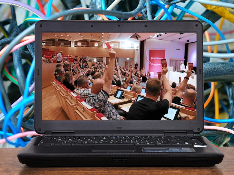 En laptop med en bild från et möte på skärmen