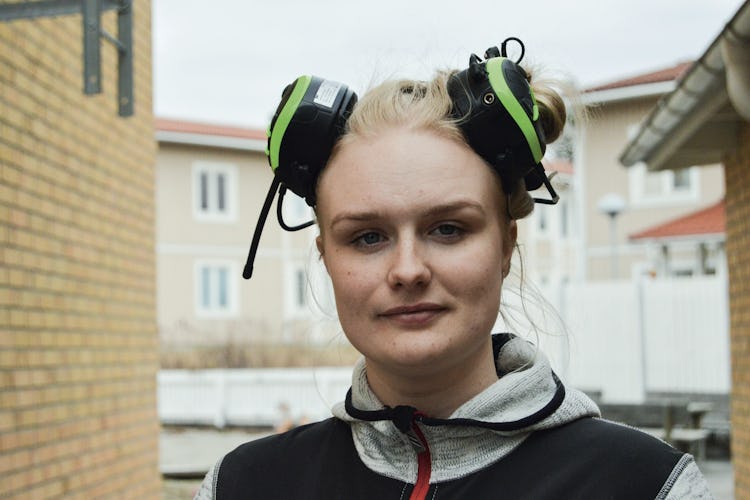 Julia Aune Larsson med hörselskydd
