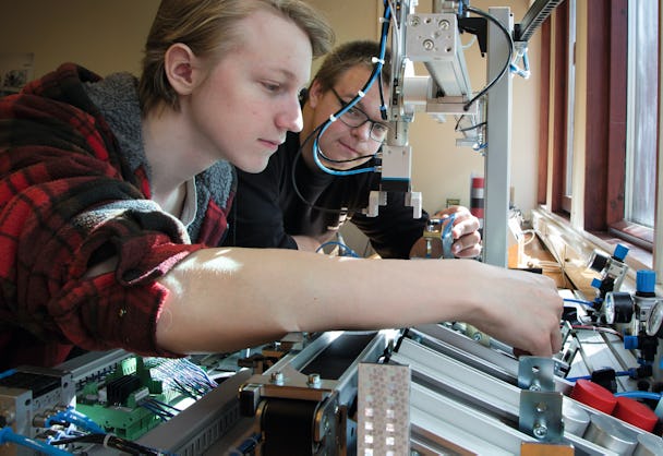 Två elever jobbar med elektronik