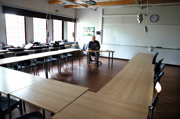 Pär Hallström vid en dator i ett tomt klassrum