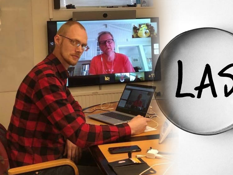 David Aura framför en dator med Urban Pettersson på skärmen. En bild på ett förstoringsglas som är riktat mot ordet LAS är monterad invid.