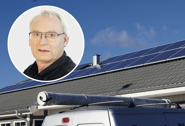 Ett tak med solpaneler, med ett foto på Jonas Bengtsson monterat över.