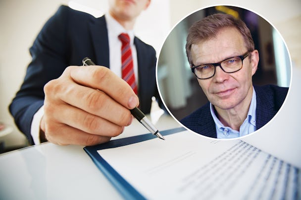 En bild på en person i kostym som håller en penna mot ett kontrakt, med ett foto på Ola Månsson monterat över bilden.