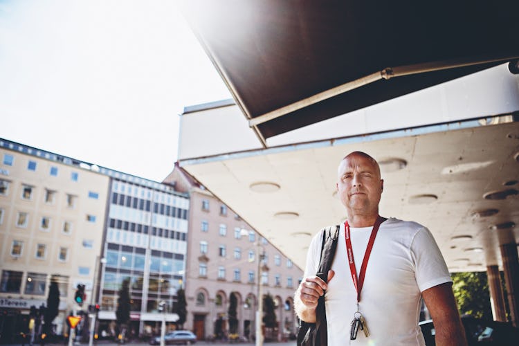 Martin Bengtsson framför ett torg i solen