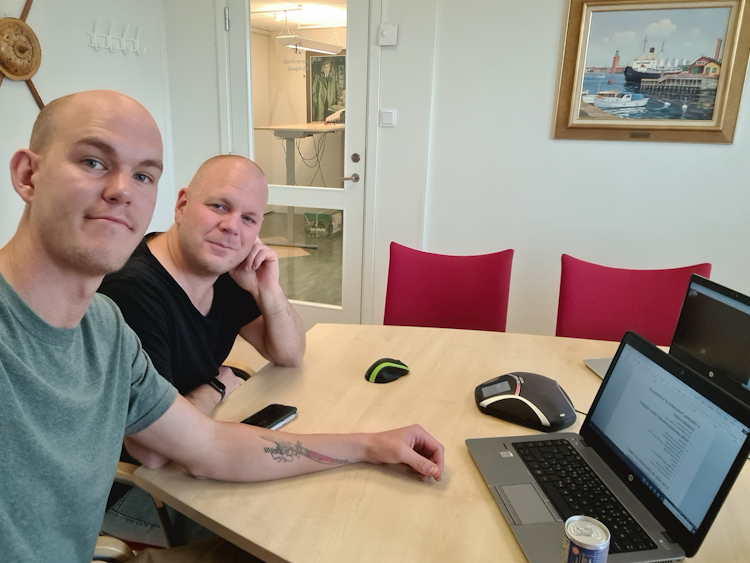 Claes Thim och Johan Hytte vid en laptop på ett bord