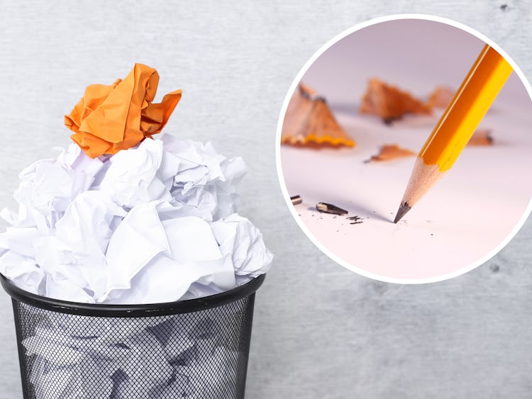 En full papperskorg med ett orange hopknölat papper högst upp. En bild av en penna är monterad i hörnet.