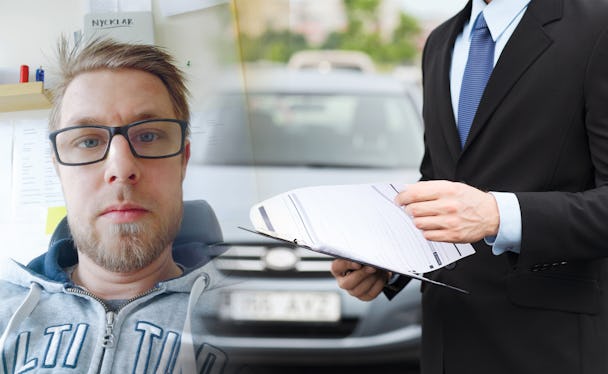 En bild på Sebastian Johansson monterad invid en genrebild på en försäljare och en bil