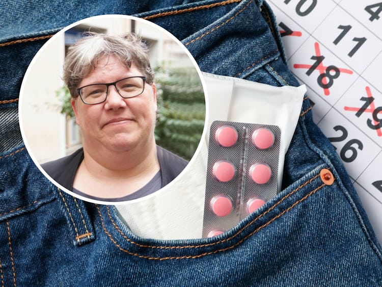 Ett par jeans med mensbindor och p-piller i fickan, framför en kalender med överkryssade datum. En bild på Ninni Blom är monterad i hörnet.
