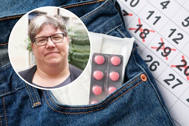 Ett par jeans med mensbindor och p-piller i fickan, framför en kalender med överkryssade datum. En bild på Ninni Blom är monterad i hörnet.
