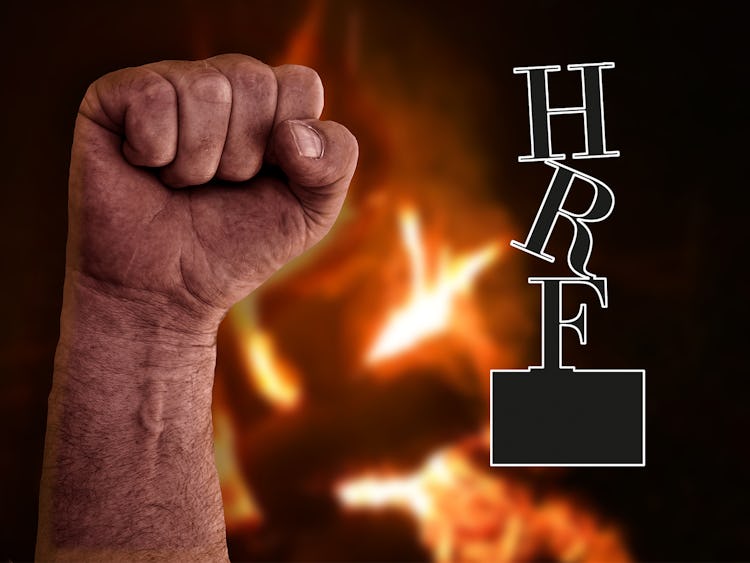 En knuten näve framför eld, med HRF:s logga monterat över