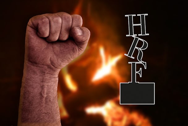 En knuten näve framför eld, med HRF:s logga monterat över