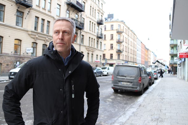 Pontus Boström vid en bilväg i stadsmiljö