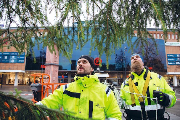 Gusten Bergström och Patrik Jansson invid den stora granen på torget