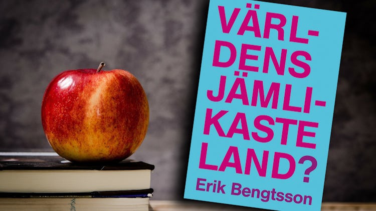 Ett äpple som liggen på en trave böcker, med omslaget till boken "Världens jämlikaste land?" monterat över.