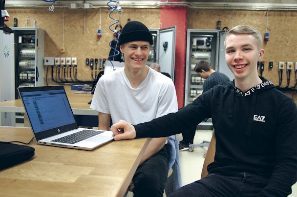 Casper Fröding och Alfred Elg vid en laptop i ett klassrum