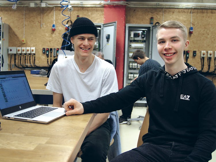 Casper Fröding och Alfred Elg vid en laptop i ett klassrum