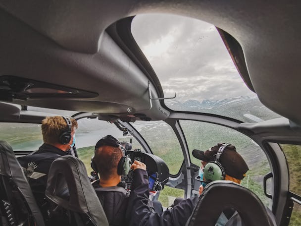 En grupp personer i en helikopter