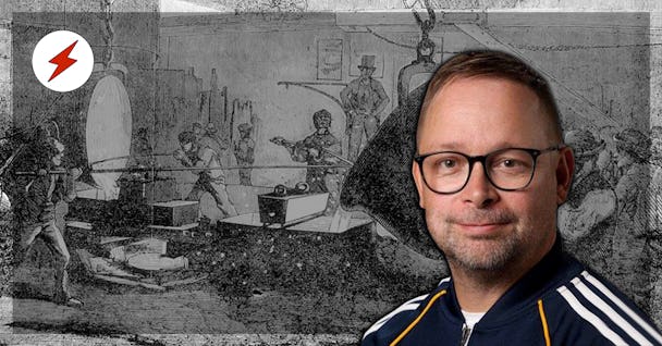 Ett foto på Jussi Jusola Nieminen, monterat över en tecknad bild av arbetare som arbetar i en fabrik, övervakade av en fabrikör i hög hatt