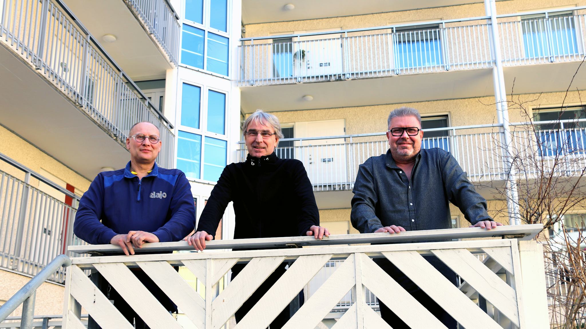 Roger Persson, Arne Forsberg och Mikael Gustafsson tittar ned över räcket på en veranda