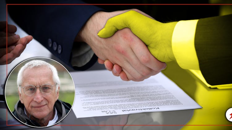 Två händer som skakar hand över ett kollektivavtal, varav en är gulfärgad. En bild på Kurt Junesjö är monterad över.