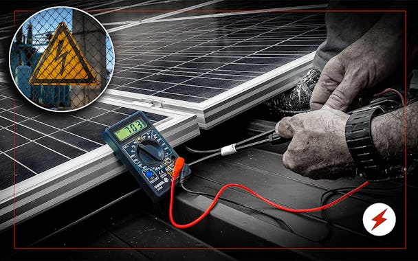 En person installerar solceller på et tak. En bild på en varningstriangel för elfara är monterad invid.