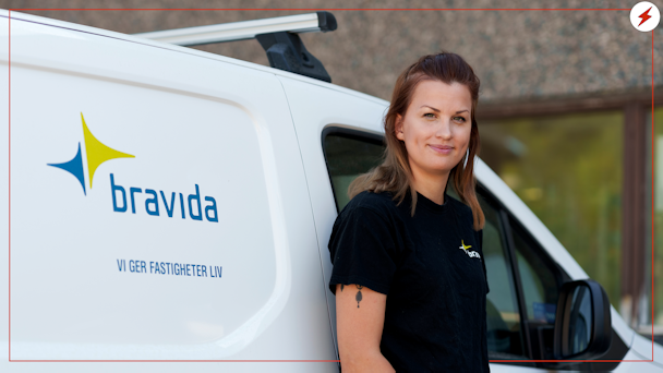 Amanda Lindqvist framför Bravidas firmabil