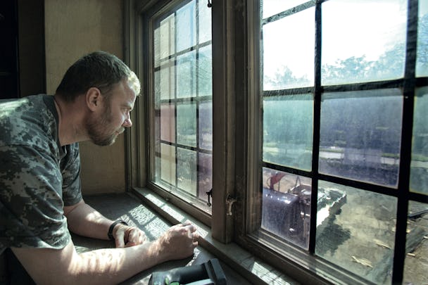 Klas Kristensson tittar ut genom ett kyrkfönster