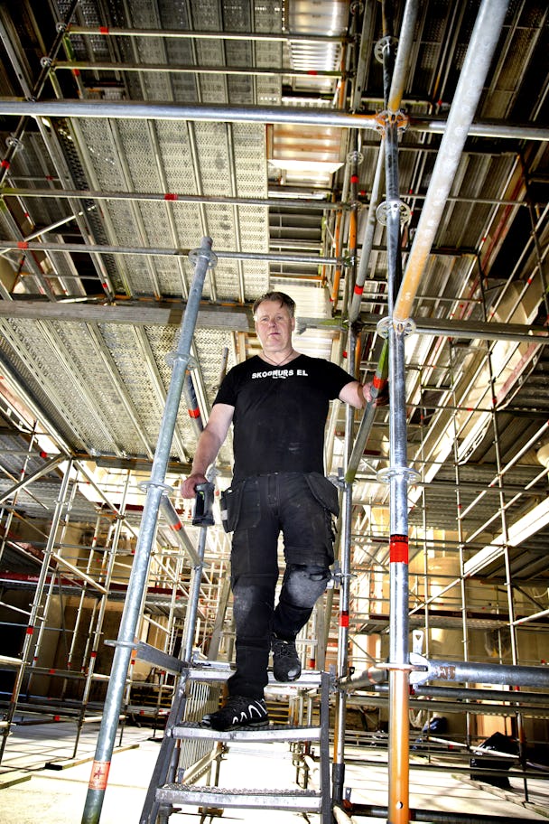Tony Nordström uppe på en byggnadsställning