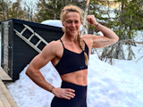 Sofia Österberg i träningskläder på en snöig veranda