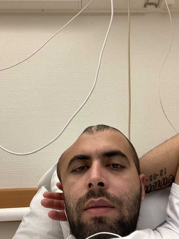 Mustafa Alahmad i sjukhussängen med skada på huvudet