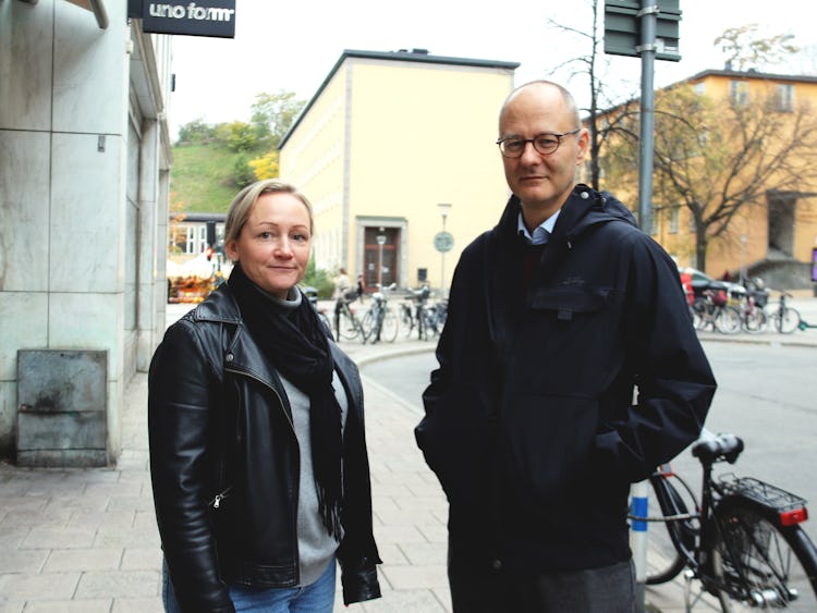 Isabell Öberg och Magnus Persson utomhus i stadsmiljö