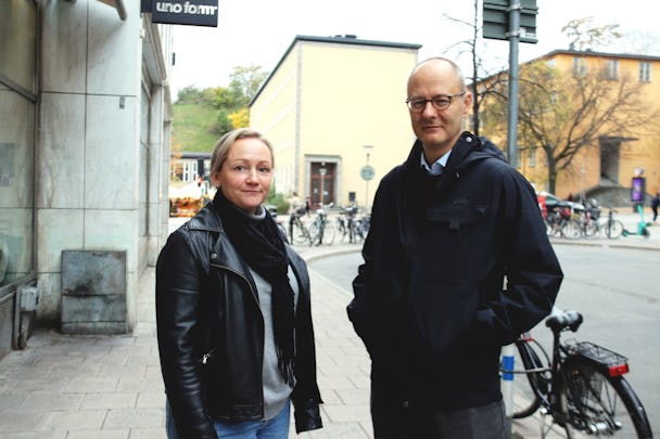 Isabell Öberg och Magnus Persson utomhus i stadsmiljö
