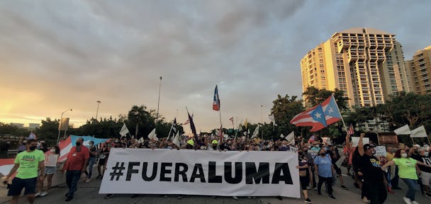 En demonstrerande folkmassa i Puerto Rico. På det största plakatet står det #FueraLuma.