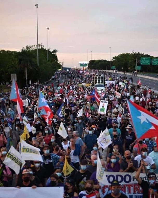 En demonstrerande folkmassa i Puerto Rico.