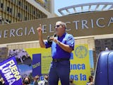 Ángel R Figueroa Jaramillo talar inför en folksamling under en demonstration
