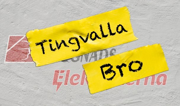 Elektrikernas och Byggnads loggor övertejpade med gul tejp som det står "Tingvalla Bro" på.