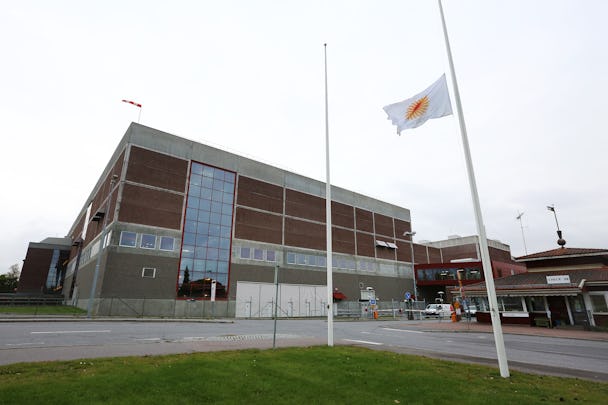 Kvarnsvedens pappersbruk sedd utifrån. Stora Ensos flagga vajar på halvstång utanför byggnaden.