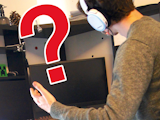 En person gör en frustrerad gest mot sin dator. Ett rött frågetecken är monterat över bilden.