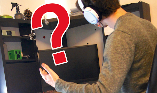 En person gör en frustrerad gest mot sin dator. Ett rött frågetecken är monterat över bilden.