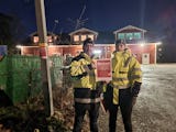 Michael Clysén och Karolina Dahl håller upp blockadskylt utanför en arbetsplats
