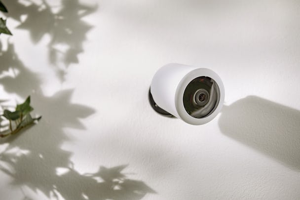 Wiser-kameran monterad på en yttervägg