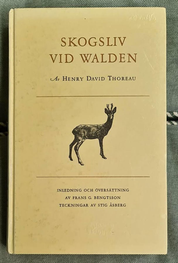 Omslaget till boken Skogsliv vid Walden, föreställande ett tecknat hjortdjur mot en beige bakgrund.