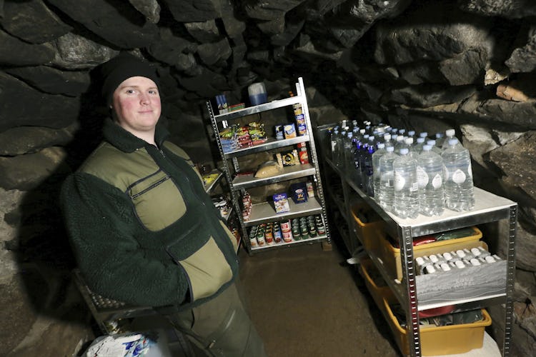 Jacob Törnfeldt i sin källare med hyllorna fulla av mat och vatten.